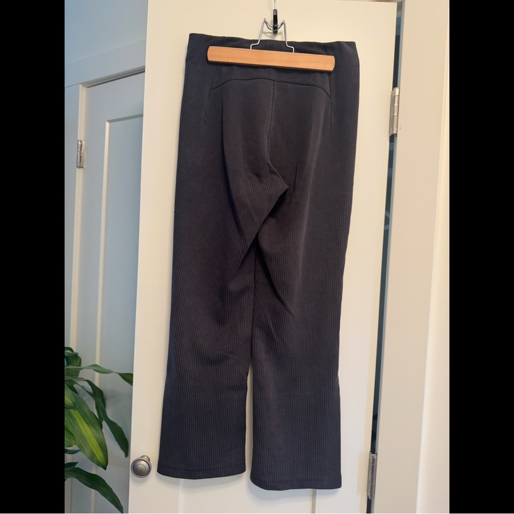 Lululemon Ribbed Softstreme Zip-Leg High-Rise Crop 25" in Black, Size 6